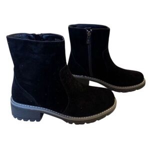 Seven7 Women's Black Ankle Bootie
Round Toe Faux Suede Zip Women’s Size 9
